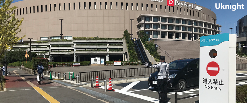 福岡市中央区の商業施設にて駐車場警備を実施致しました。